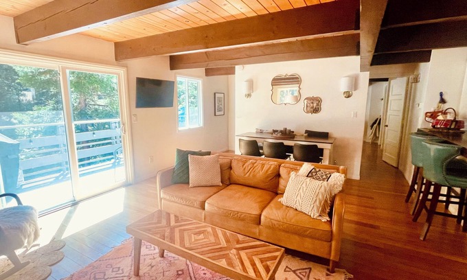 Cedar Glen Chalet De Esquí | A Forest Getaway, Tri-Level Chalet with fire pit, soaker tub, arcade & privacy
