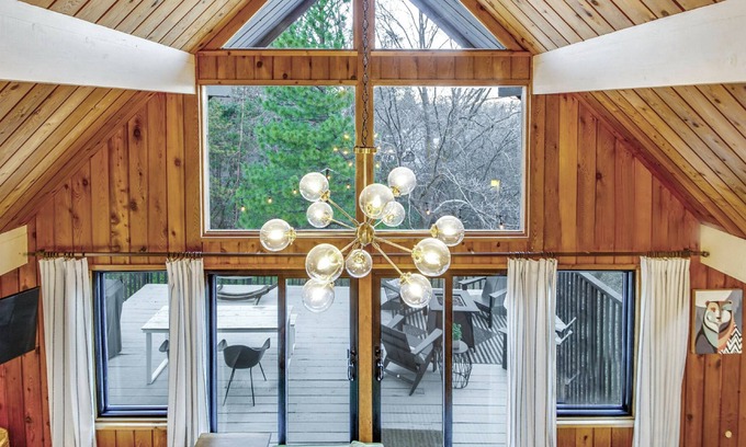 Lake Arrowhead Cabina | A-Frame Cabin / Large Deck / Forest Views / Firepit / Dogs