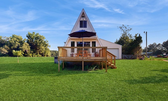 Leesville Apartamento | A-frame cabin near Lake Murray with deck & kitchenette - dog friendly