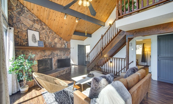Blue Jay Cabina | Cabina con Mtn y vistas al árbol: ¡1 milla a Lake Arrowhead!