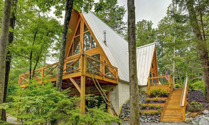Valley Hill Cabina | A-Frame Nest: Modern A-Frame | 3BR + Loft | Hot Tub & Fireplace