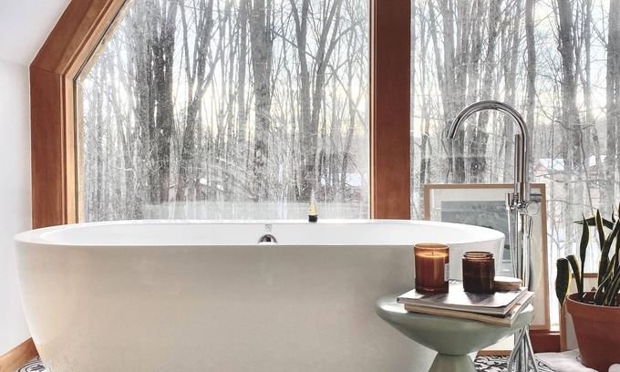Lake Ariel Cabina | A-frame with beautiful soaker tub over looking the trees