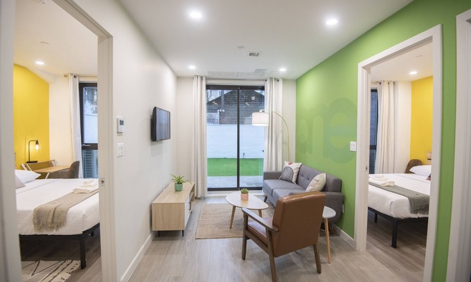 Queens Apartamento | A Gem in the Heart of Queens: 2 Bed + 2 Bath with Large Backyard