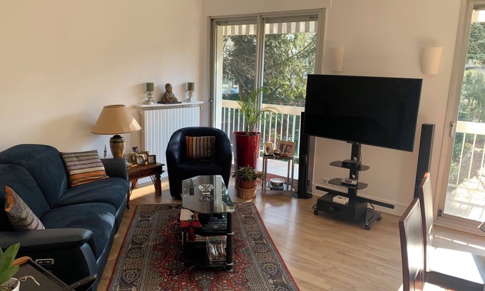 Neuilly-sur-Seine Apartamento | A glowing apartment of 66 m², in a residential green area of Paris neighborhood.