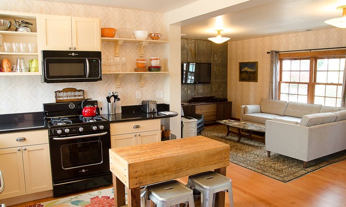 Newberg Apartamento | Un hermoso apartamento recién remodelado de inspiración vintage en el centro de Newberg, OR