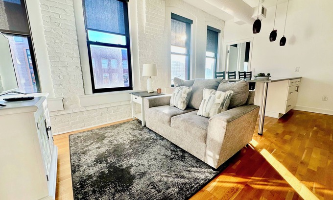 Old Market Apartamento | A historic 1,000 square foot loft in the heart of the Old Market with Howard Street view