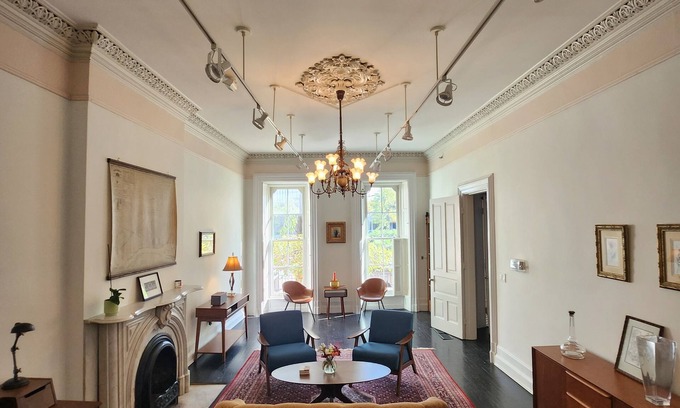 Detroit Apartamento | A historic gem w/ modern comfort - ideal setting for group stays, & gatherings