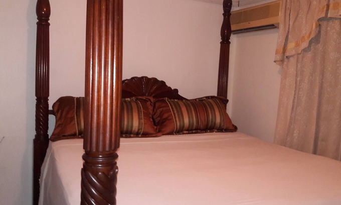 Camperdown Apartamento | Un hogar lejos de casa. La belleza escénica de las montañas y la cancha de tenis.