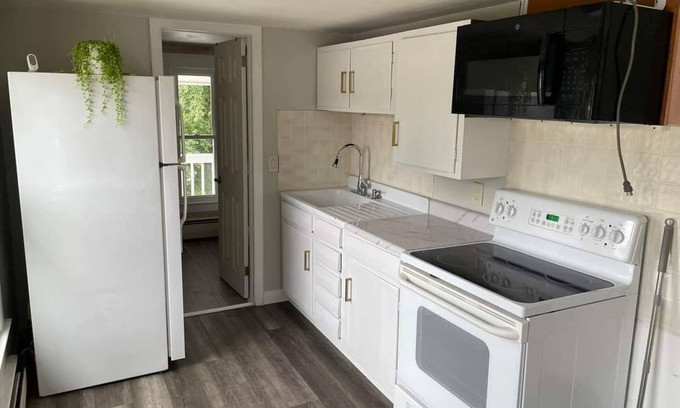 East Hartford Apartamento | A homely atmosphere tailored for traveling professionals seeking comfort.