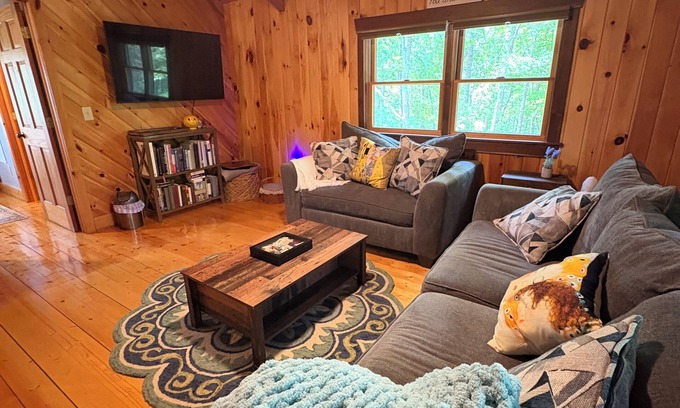 Galax Cabina | A Hopeful Mountain - 10 mins from Galax & the Blue Ridge Parkway!