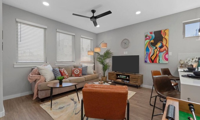 Fort Worth Casa | A la mode 2BDTownhouse: 7St Walkable & UltraCool!