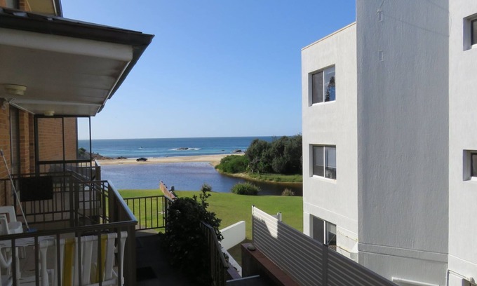 South West Rocks Apartamento | A light and airy 2 bedroom beachfront unit with views of Trial Bay from the balcony.