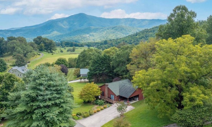Wears Valley Cabina | A+ Location , No Clean Fee , Modern , Game Room , Hot Tub , Seasonal Pool