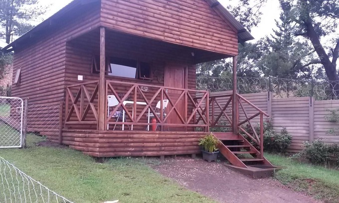 Sabie Cabina | Una cabina de estilo de registro con una habitación principal