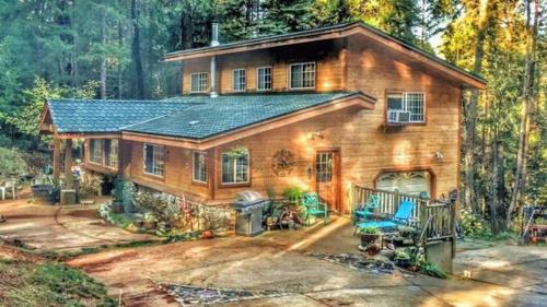 Foresthill Casa | A Lovely Cabin House at Way Woods Retreat with Outdoor Hot Tub! - By Sacred Hub MGMT