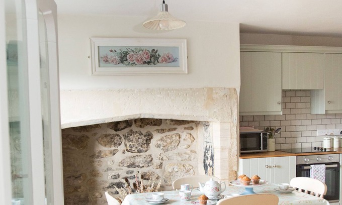 Bradford-on-Avon Cabaña | Bridge Cottage, una hermosa casa de campo de grado II en una ubicación central.