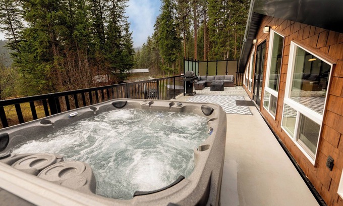 Central Kootenay Casa | A lovely lake town luxury hot tub, creekside oasis/w hiking & outdoor activities