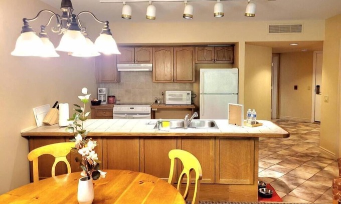 Oro-Medonte Casa | A lovely two-bedroom condo in Carriage Hills sleeps 8 persons