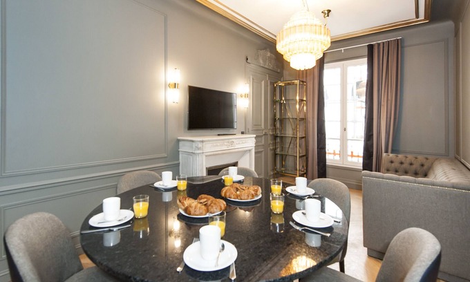 Champs-Elysees Apartamento | A Luxurious 3-BR apartment in the Champs Elysées