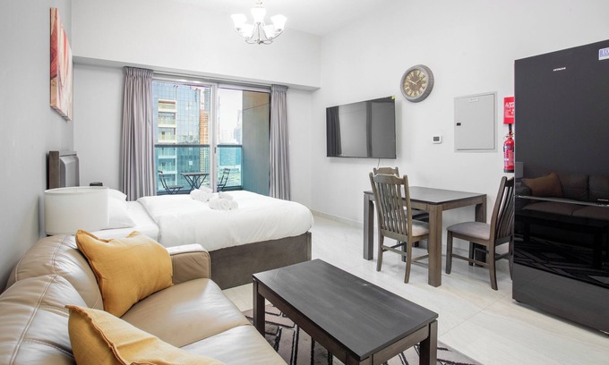 Business Bay Apartamento | A luxurious and cozy studio with all amenities for the awaiting stylish guests