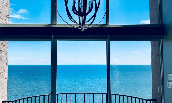 Myrtle Beach Condominio | Un lujoso 4BR / 4BA, Penthouse de dos pisos! Directo frente al mar con vistas inmejorables!