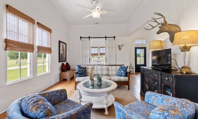 Brenham Casa | A luxury Farmstead retreat!