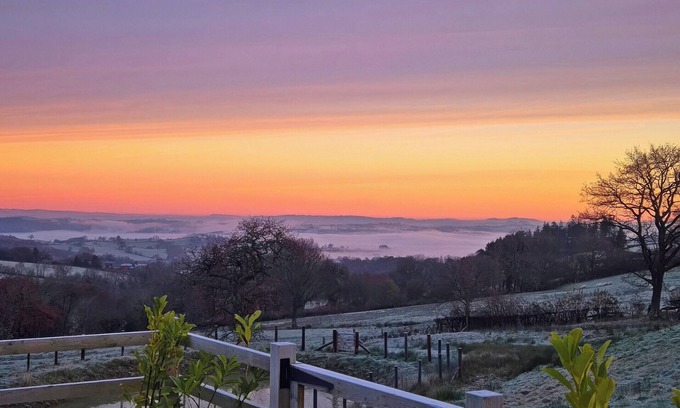 Newtown Cabaña | A luxury lodge in the heart of Wales’ countryside, with a private hot tub and fantastic views.