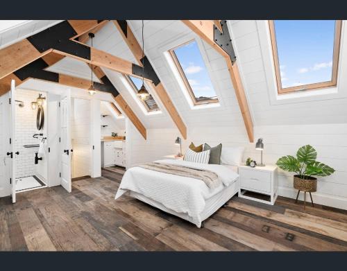 Caulfield South Casa | A Majestic Victorian Private Rear Access Quarters