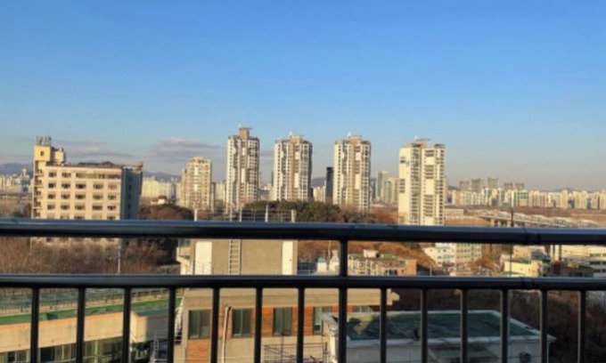 Noryangjin Casa | A male-only room with one bed, a shared bathroom,kitchen value for money