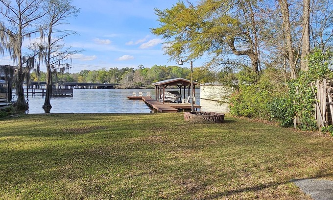 Warwick Casa | A-mazing clean and cozy Lakefront cottage! (Specials available)