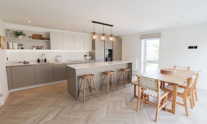 Amlwch Casa | A modern costal dormer bungalow in the scenic Bull Bay, offering stunning coastal views for up to 7 guests