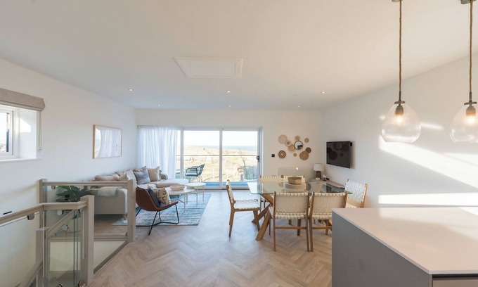 Amlwch Casa | A modern costal townhouse in the scenic Bull Bay, offering stunning coastal views for up to 7 guests