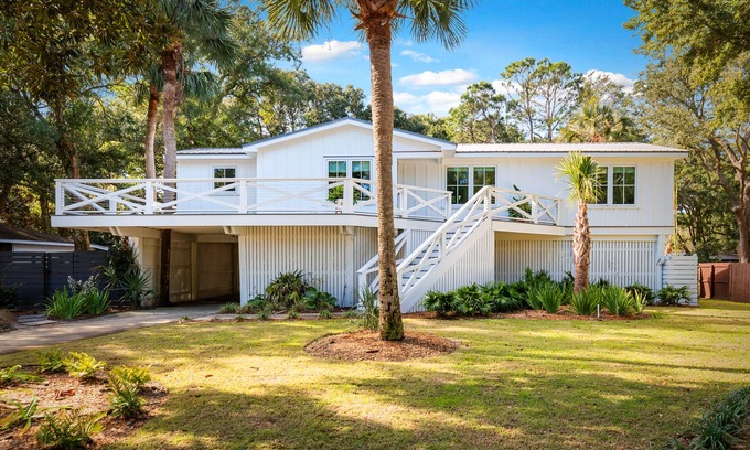 Isle of Palms Casa | A Newly renovated pet-friendly Isle of Palms family beach house.