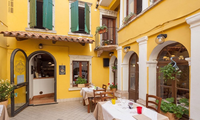 Caprino Veronese Cama Y Desayuno | una antigua posada que es un hito italiano ... a unos 200 años "1 suite"