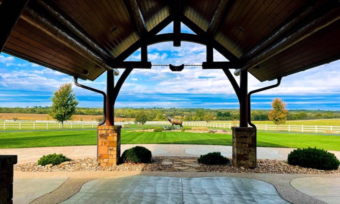 Drexel Cabina | A one-of-a-kind Log Lodge on over 200 acres of panoramic views & serene settings