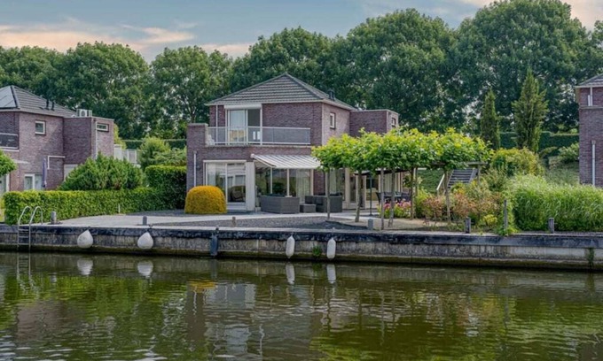 Oude-Tonge Casa | A panorama of water and nature from this comfortably furnished dike house!