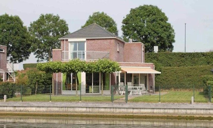 Oude-Tonge Casa | ¡Un panorama de agua y naturaleza en esta cómoda casa de diques!