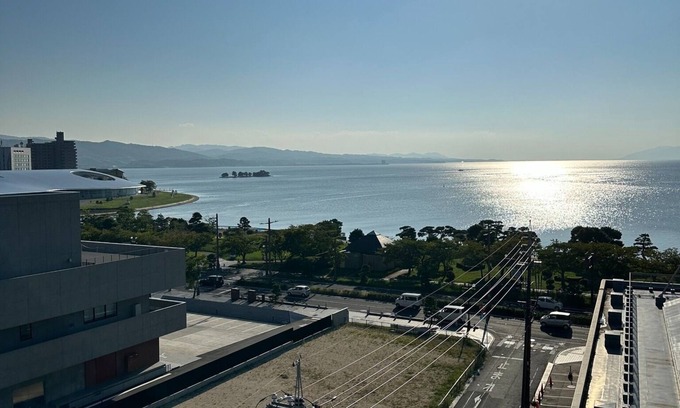 Yunokawa Onsen Apartamento | A panoramic view of Lake ShinjiSpacious living s / Matsue Shimane