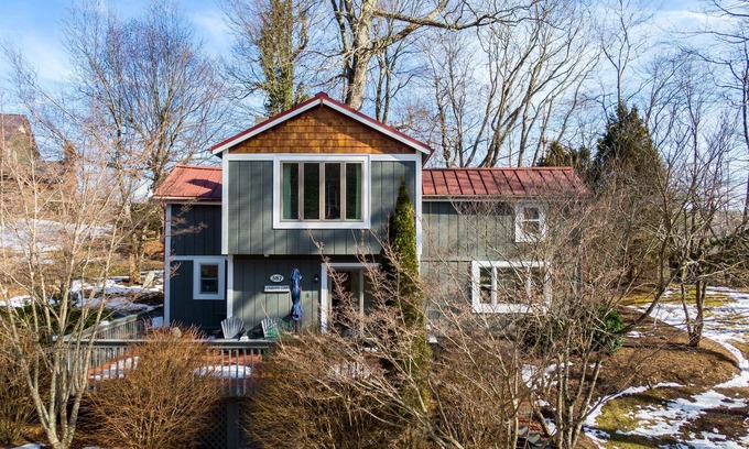 Panorama Estates Casa | Una cabaña Parkway: a 1,6 km de Blue Ridge Parkway, tiene bañera de hidromasaje, pozo de fuego, cerca de Boone.