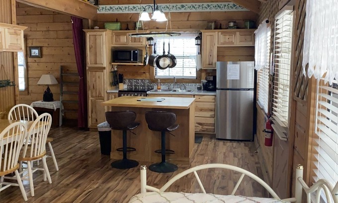 Vanderpool Cabina | A Peace of Heaven LOG Cabins & RV- Cabin #1