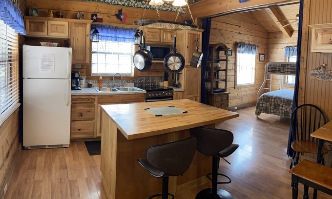 Vanderpool Cabina | A Peace of Heaven LOG Cabins & RV- Cabin #2