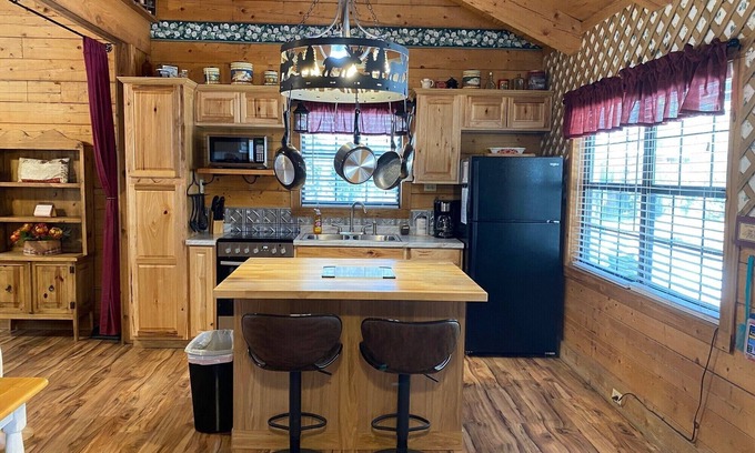 Vanderpool Cabina | A Peace of Heaven LOG Cabins & RV- Cabin #3