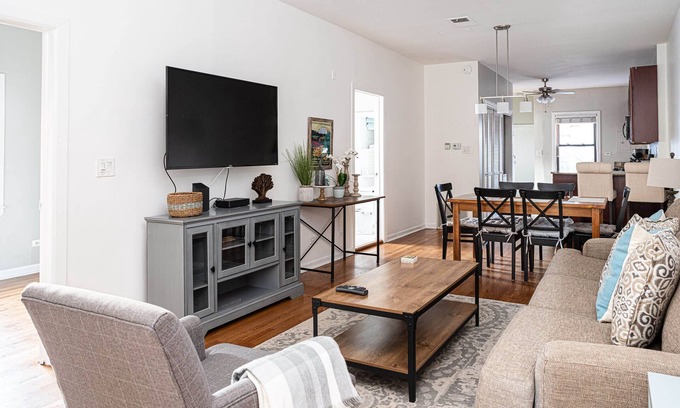 Park West Apartamento | A Peaceful 2BR Lincoln Park Coach House - FREE PARKING