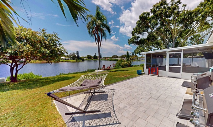Shore Acres Casa | A peaceful retreat in NE St. Pete! 15 min to Dtwn St. Petersburg. Lakeview.