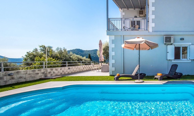 Nidri Casa | UNA CHALET PERFECTA CON PISCINA Y VISTAS AL MAR IDEAL PARA FAMILIAS EN NIDRI, LEFKADA