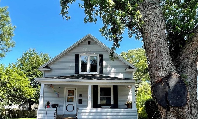 Ludington Casa | A Place for Paws - 3 Bedroom/2 Bath, Pet Friendly home in Downtown Ludington!