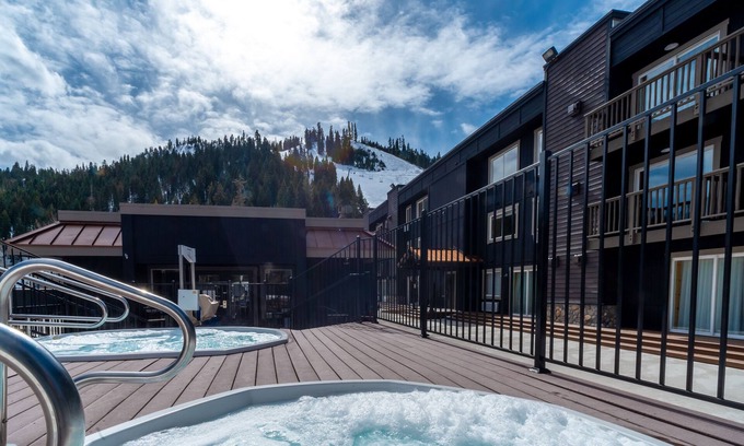 Olympic Valley Apartamento | A Place You'll Surely Enjoy! Outdoor Spa Tub, Full Kitchen, Free Parking!