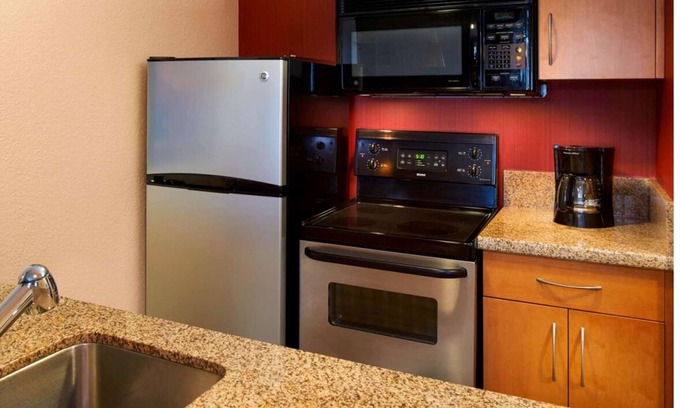 Warren Complejo | A Place You'll Surely Enjoy! Minutes to Detroit Zoo, Free Breakfast, Parking!