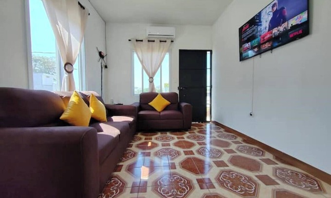Mazatenango Casa | A pocos pasos de la piscina esta "Casa Ilusion," tu casa.