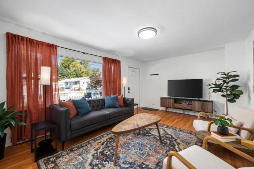Peoria Heights Casa | A Pop of Color - 3BD in the Heights w 3 King Beds